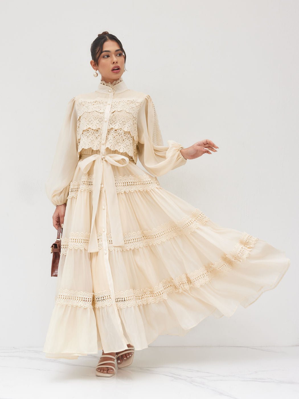 Vestido Celeste - Longo com Renda Bordada e Detalhes de Pérola